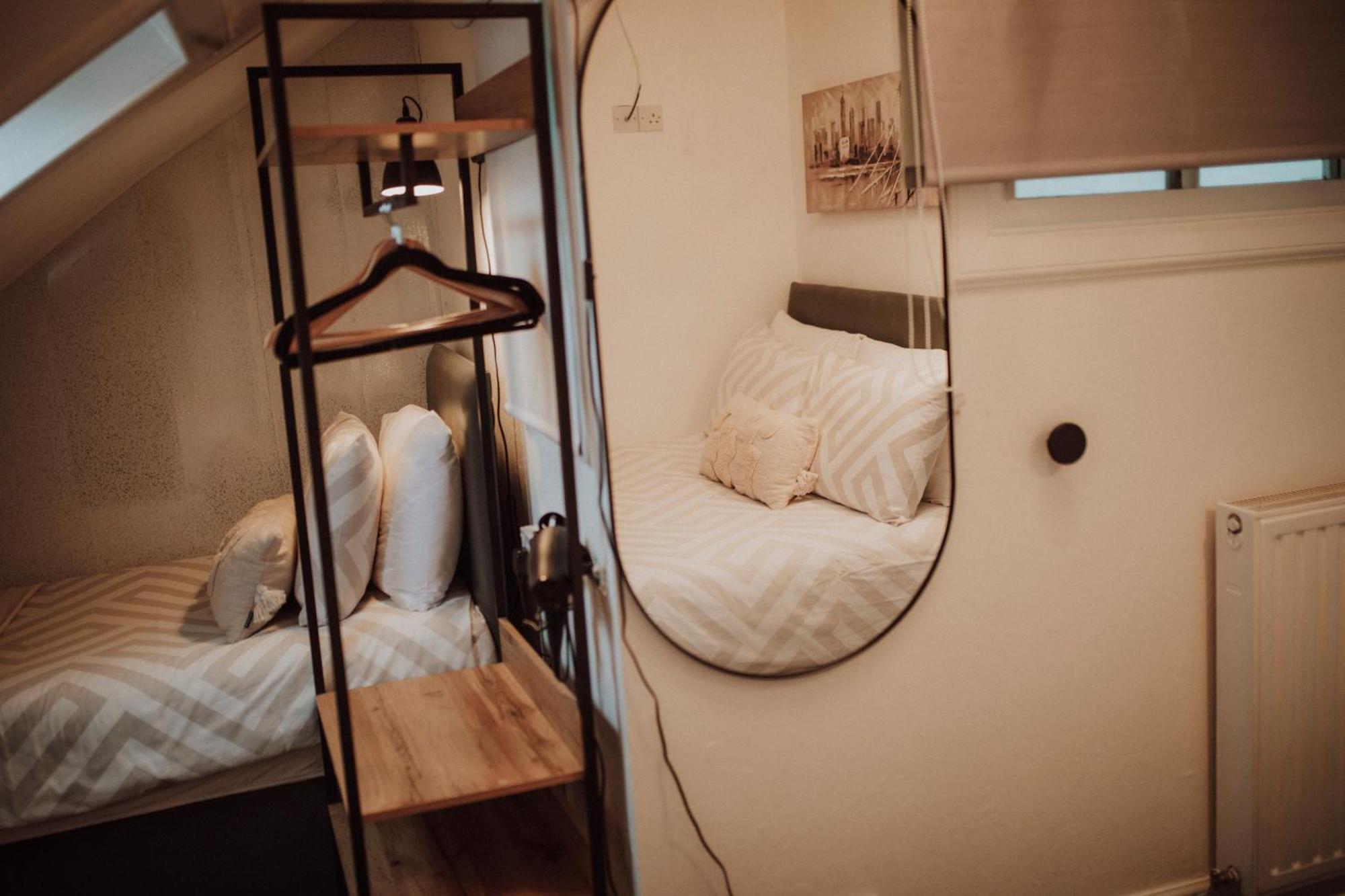 Zweibettzimmer mit eigenem Bad außerhalb des Zimmers